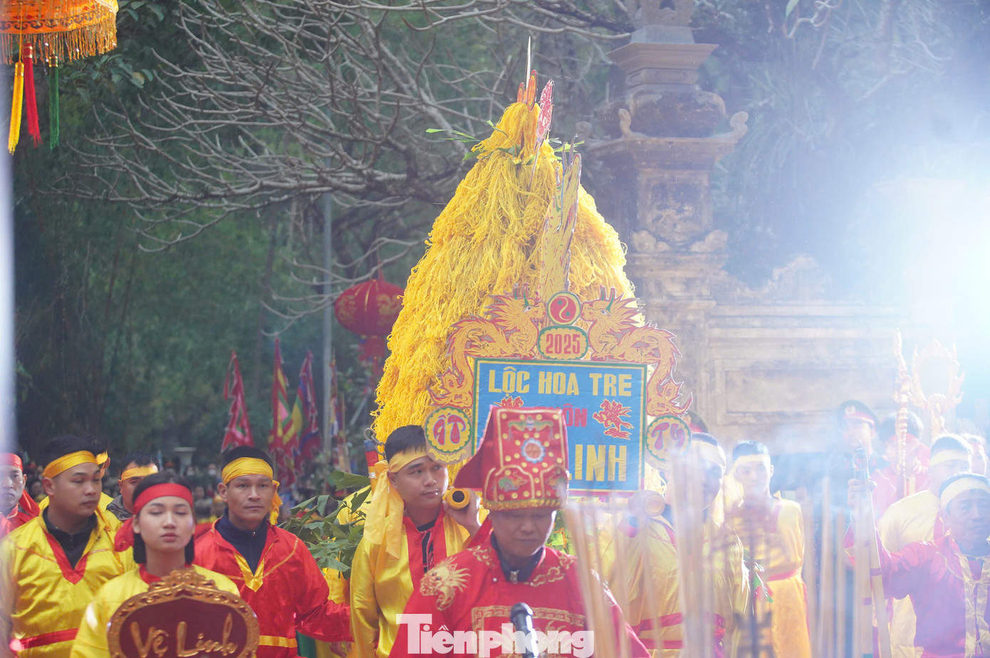 Hoa tre trong lễ hội đền Sóc biểu trưng cho tinh thần đoàn kết của toàn dân tộc trong phòng, chống thiên tai địch họa. Tương truyền, Thánh Gióng đánh giặc Ân bằng cây gậy sắt dài hơn 10 trượng. Khi gậy sắt gãy, Thánh Gióng nhổ những khóm tre Đằng Ngà để đánh giặc. Về tới huyện Sóc Sơn, cây tre bị dập nát, bông lên nhuộm với màu của bụi đường nên trông giống như những bông hoa có màu vàng.