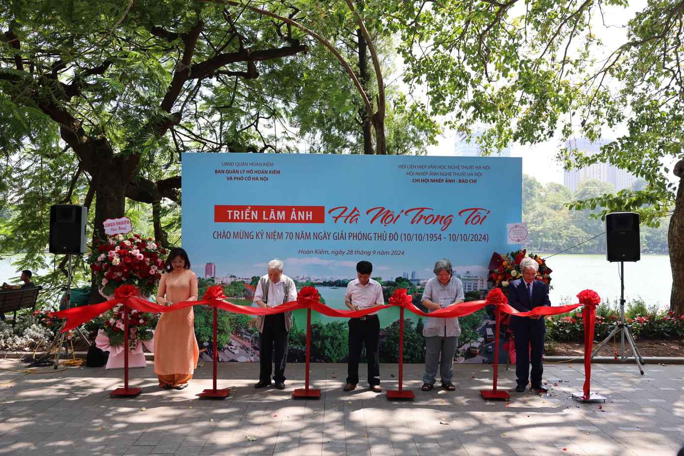 Triển lãm diễn ra tại không gian đi bộ khu vực hồ Hoàn Kiếm. Triển lãm diễn ra tại không gian đi bộ khu vực hồ Hoàn Kiếm.