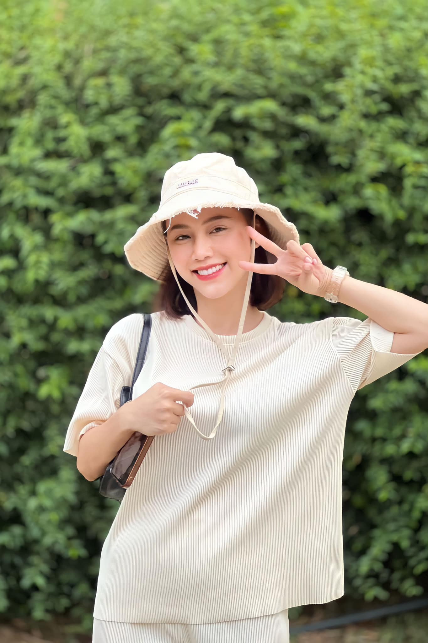 Minh Thu sinh năm 1996, tốt nghiệp chuyên ngành diễn viên tại trường Đại học Sân khấu - Điện ảnh Hà Nội. Minh Thu là bạn học cùng khóa với nhiều gương mặt nổi bật của màn ảnh nhỏ hiện nay như Lương Thanh, Việt Hoa, Anh Đào, Tố Uyên, Quang Trọng... Minh Thu sinh năm 1996, tốt nghiệp chuyên ngành diễn viên tại trường Đại học Sân khấu - Điện ảnh Hà Nội. Minh Thu là bạn học cùng khóa với nhiều gương mặt nổi bật của màn ảnh nhỏ hiện nay như Lương Thanh, Việt Hoa, Anh Đào, Tố Uyên, Quang Trọng...