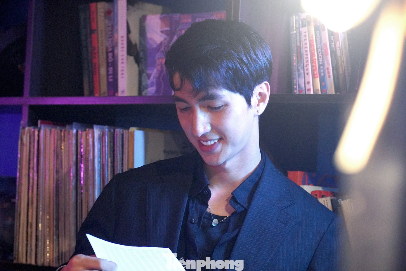 Để nhập vai Khôi, Bình An học cách làm bố. Anh quan sát bạn bè, người thân để biết cách nói chuyện với con sao cho tự nhiên. Ảnh: TRỌNG QUÂN.