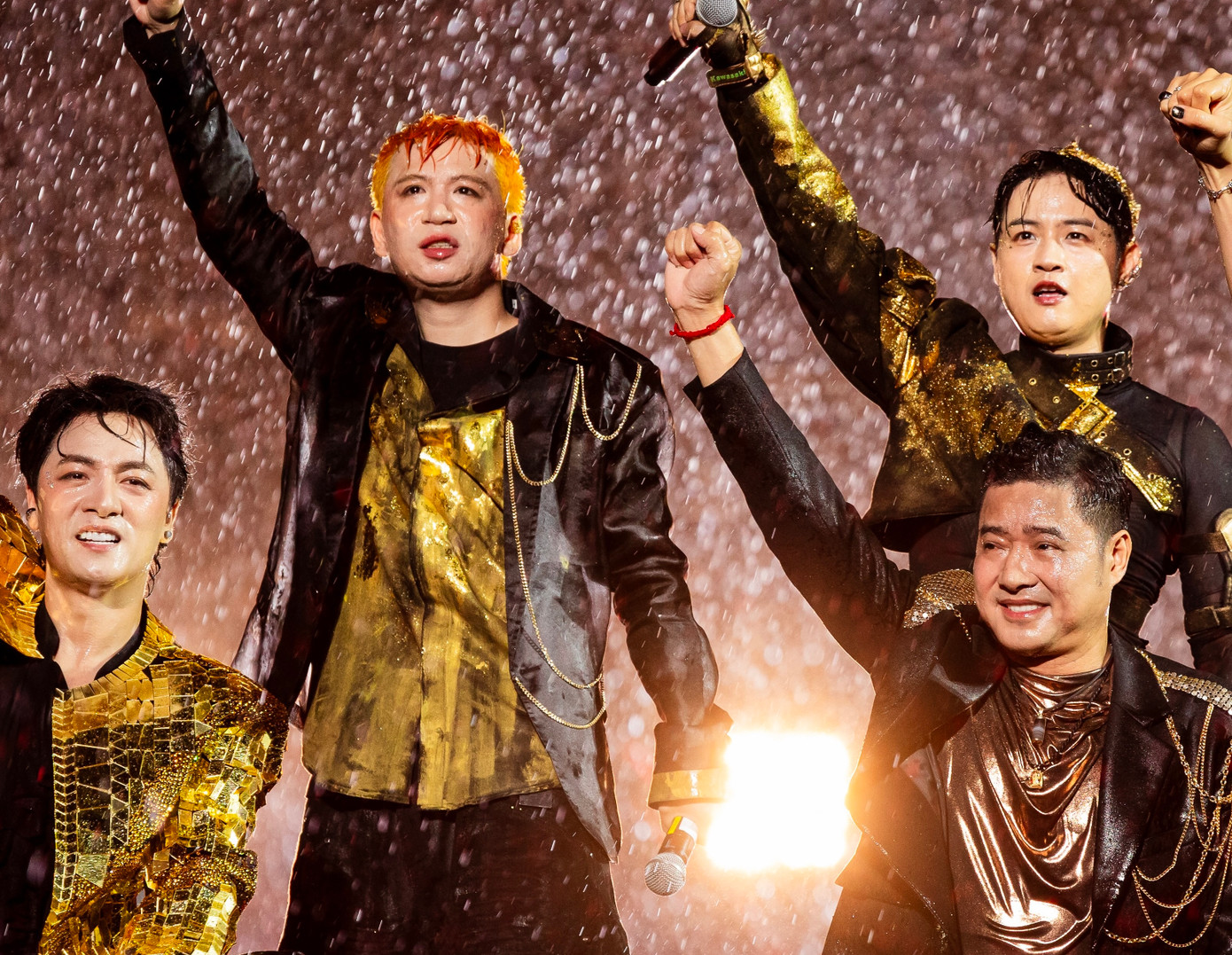 Các "anh trai" hát ca khúc mở màn Hỏa ca dưới cơn mưa tầm tã. Trước giờ diễn, nghệ sĩ liên tục ra sân khấu động viên khán giả.