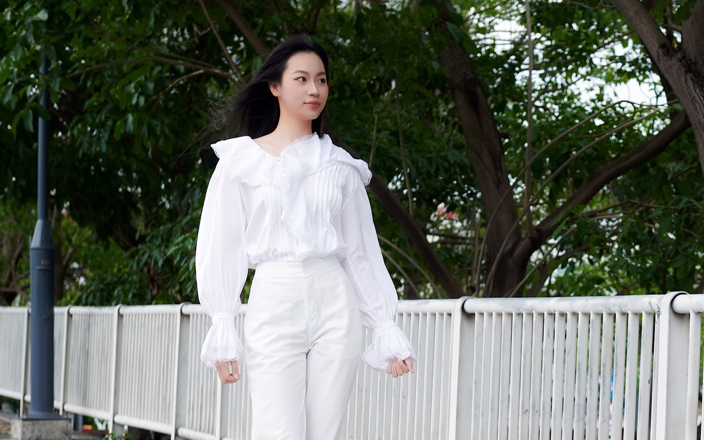 "Tuổi thơ sống ở quê nhà Nghệ An giúp tôi rèn tính cách tự lập, mạnh mẽ", cô nói. Ở Hoa hậu Việt Nam, Trần Thị Huyền Cơ cho biết học hỏi được nhiều điều, nhất là kỹ năng ứng xử, đối nhân xử thế.