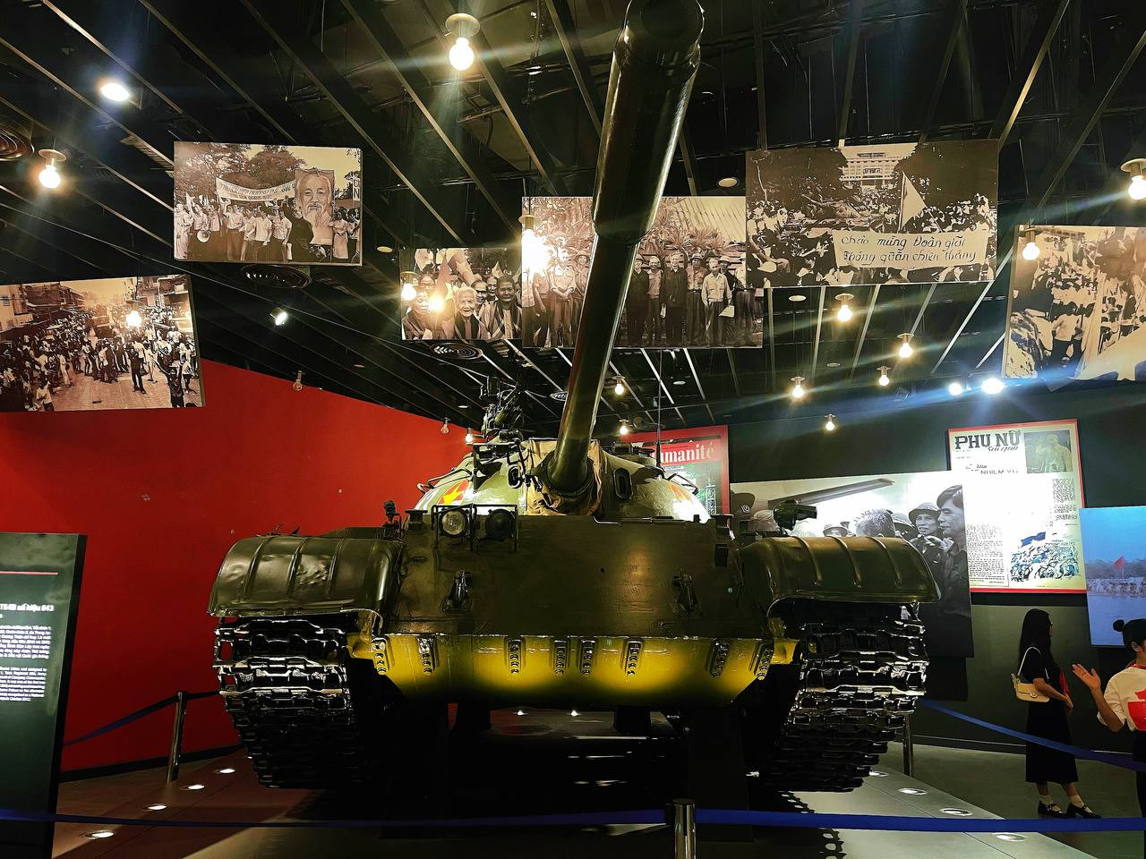 Cận cảnh xe tăng huyền thoại T-54B mang số hiệu 843, trước kia thuộc Đại đội 4, Tiểu đoàn 1, Lữ đoàn Tăng thiết giáp 203, Quân đoàn 2, từng tham gia giải phóng Huế, Đà Nẵng, sau đó là các tỉnh ven biển miền Trung và thẳng tiến về Sài Gòn. Ngày 30/4/1975, xe tăng 843 dẫn đầu đội hình vào Sài Gòn, húc đổ cổng phụ của Dinh Độc Lập. Đại đội trưởng Bùi Quang Thận chạy lên cắm lá cờ đỏ sao vàng trên nóc Dinh Độc Lập, đánh dấu giờ phút thiêng liêng của dân tộc. Xe tăng huyền thoại T-54B mang số hiệu 843 đã được công nhận là bảo vật quốc gia.