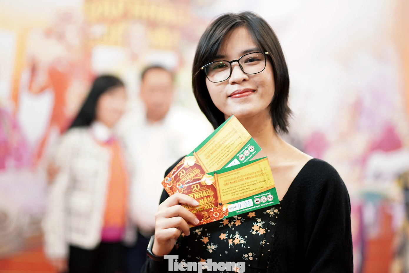 Một bạn nữ hào hứng khoe hai chiếc vé được người quen tặng. Hầu hết khán giả có vé mời tới dự buổi ghi hình. Ảnh: TRỌNG QUÂN