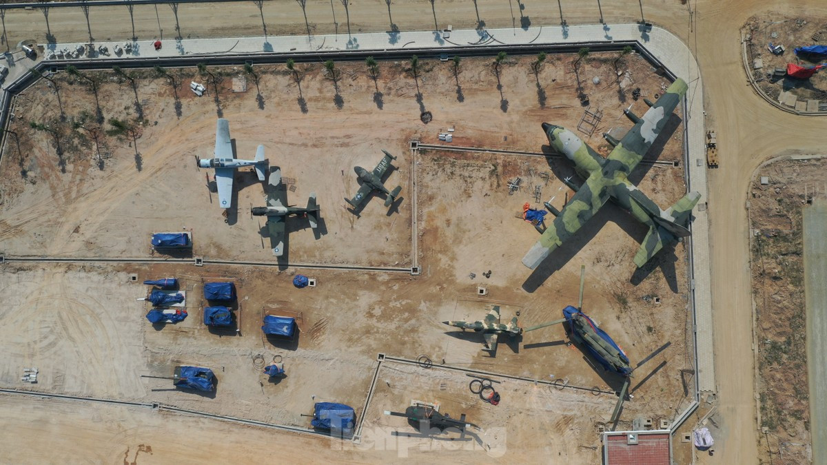 Các hiện vật máy bay, xe tăng và khí tài lớn gắn với nhiều sự kiện, nhân vật lịch sử quan trọng được trưng bày ở hai khu vực bên cạnh quảng trường.