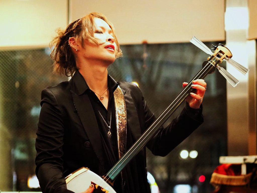 KIJU thường xuyên trang điểm nữ tính.