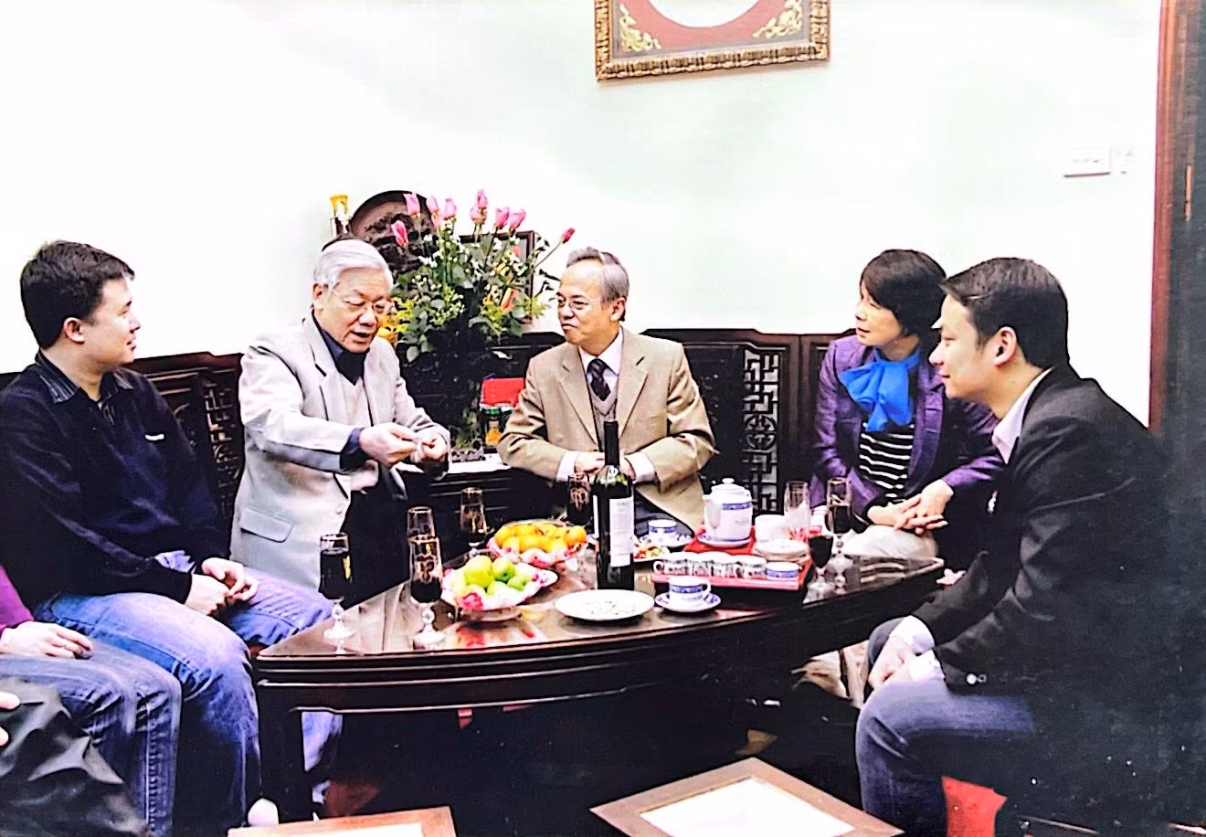 GS.TS. Đinh Xuân Dũng nhiều lần tiếp đón, trò chuyện cùng Tổng Bí thư Nguyễn Phú Trọng tại nhà riêng. Ảnh: GS. Đinh Xuân Dũng cung cấp.