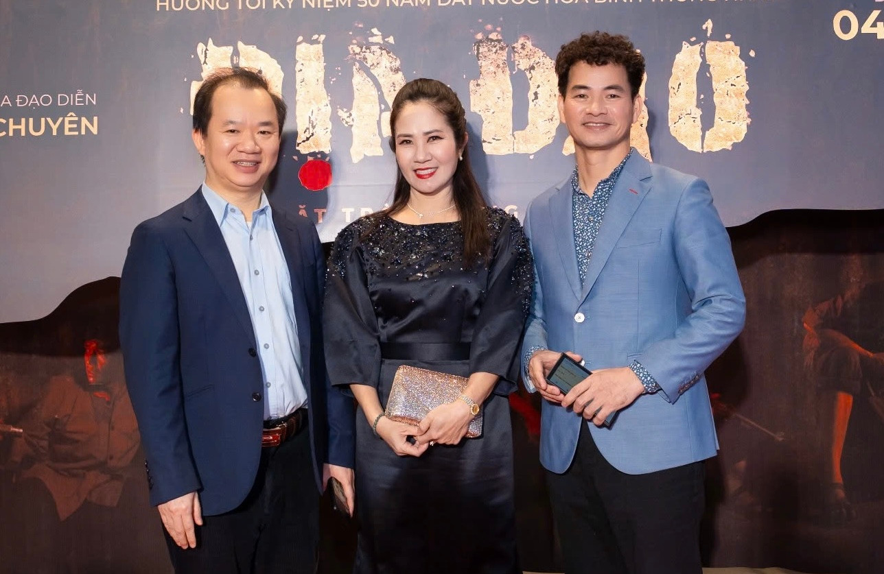 NSND Xuân Bắc - Cục trưởng Cục Nghệ thuật biểu diễn - khẳng định: "Những bộ phim như Địa đạo: Mặt trời trong bóng tối cần thiết vì mang tinh thần giáo dục, đặc biệt trong dịp Kỷ niệm 50 năm Ngày Giải phóng miền Nam, thống nhất đất nước. Chúng ta thấy rõ chủ nghĩa anh hùng cách mạng, lòng yêu nước, sẵn sàng hy sinh nhưng luôn khát khao yêu thương bên trong mỗi chiến sĩ. Tôi mong khán giả không bỏ qua bộ phim này, đặc biệt là các bạn trẻ". Người đưa Xuân Bắc lên phim ảnh đầu tiên chính là đạo diễn Bùi Thạc Chuyên với 12A và 4H. NSND Xuân Bắc - Cục trưởng Cục Nghệ thuật biểu diễn - khẳng định: "Những bộ phim như Địa đạo: Mặt trời trong bóng tối cần thiết vì mang tinh thần giáo dục, đặc biệt trong dịp Kỷ niệm 50 năm Ngày Giải phóng miền Nam, thống nhất đất nước. Chúng ta thấy rõ chủ nghĩa anh hùng cách mạng, lòng yêu nước, sẵn sàng hy sinh nhưng luôn khát khao yêu thương bên trong mỗi chiến sĩ. Tôi mong khán giả không bỏ qua bộ phim này, đặc biệt là các bạn trẻ". Người đưa Xuân Bắc lên phim ảnh đầu tiên chính là đạo diễn Bùi Thạc Chuyên với 12A và 4H.