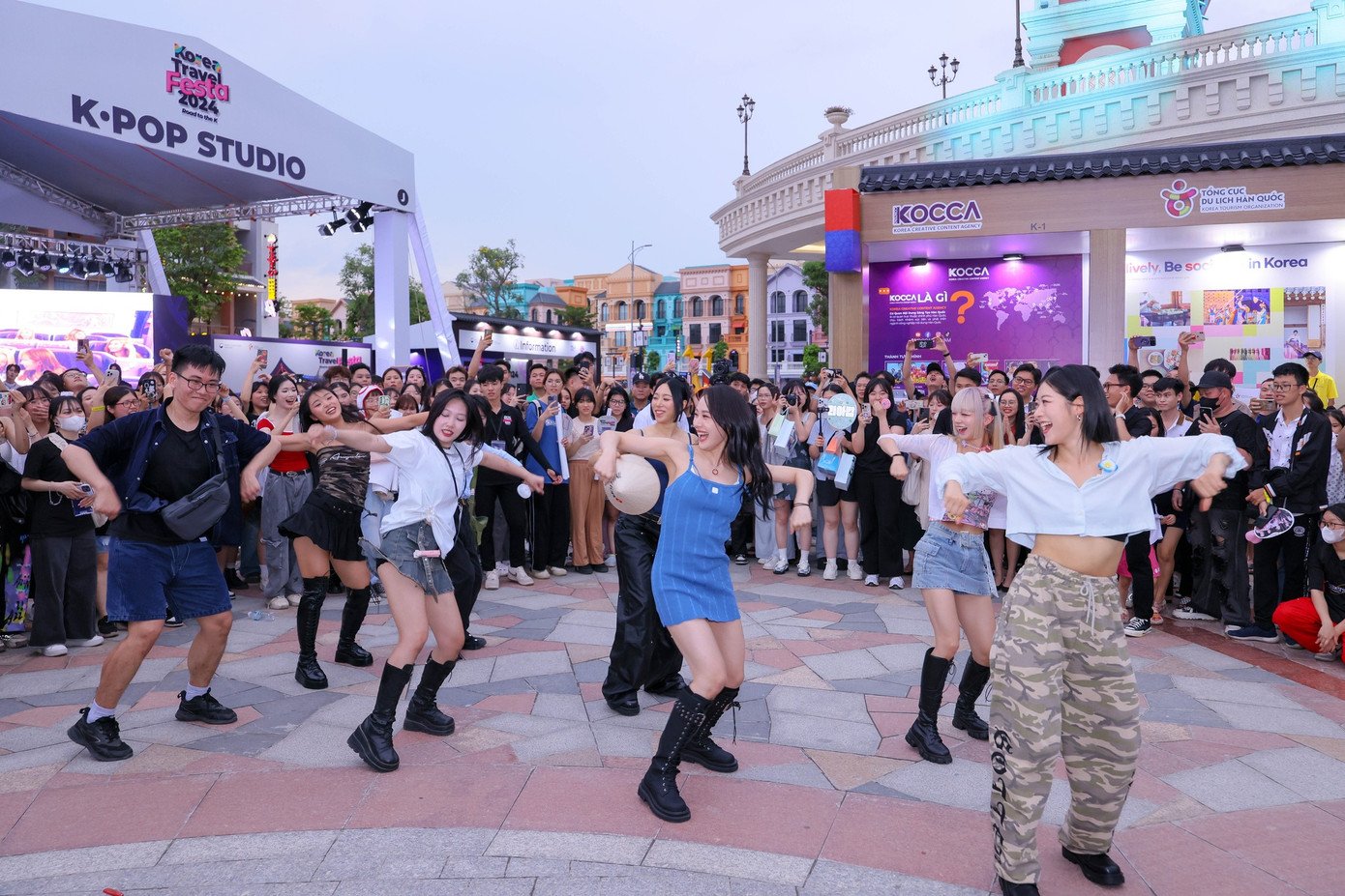 Nhiều hoạt động thu hút giới trẻ được tổ chức trong khuôn khổ lễ hội.