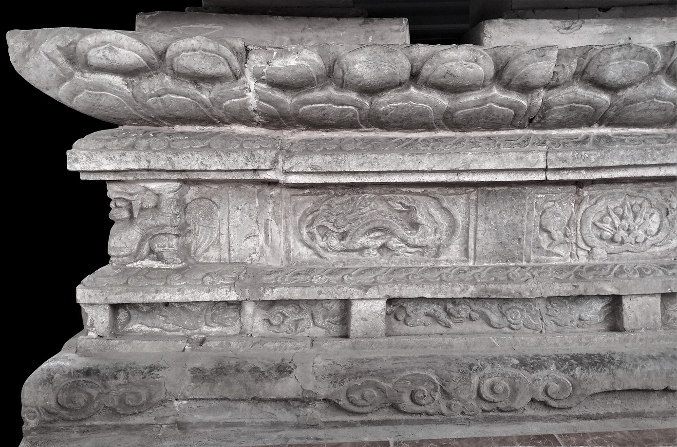 Mặt trước của bàn thờ.