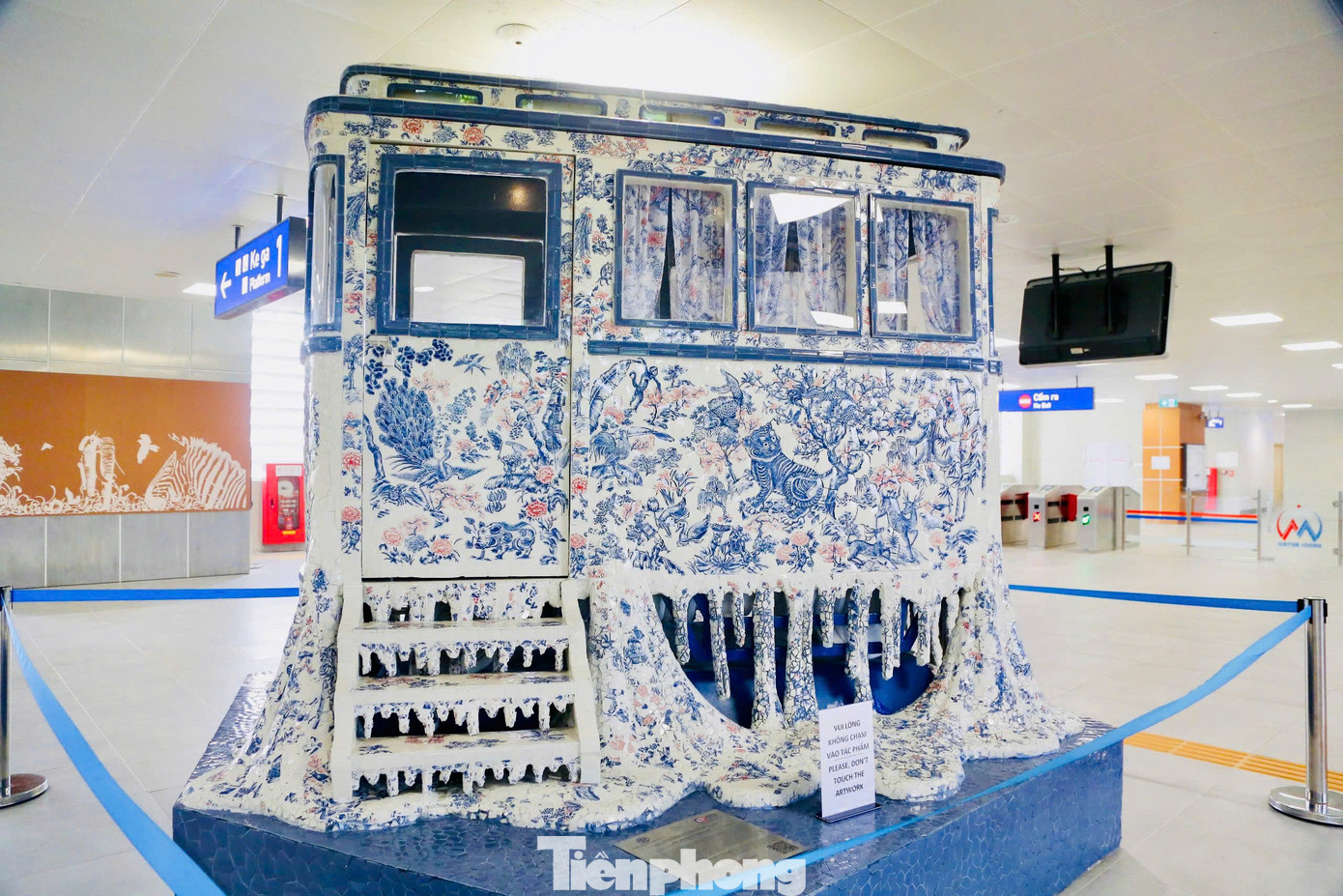 Tác phẩm nghệ thuật 5 giờ sáng, Hà Nội thức giấc - Il est cinq heures, Hanoï s’éveille gây chú ý tại ga S8 - Cầu Giấy thuộc tuyến metro Nhổn - ga Hà Nội. Tác phẩm phác họa một toa tàu điện được tạo nên từ hơn 15.000 mảnh gốm.