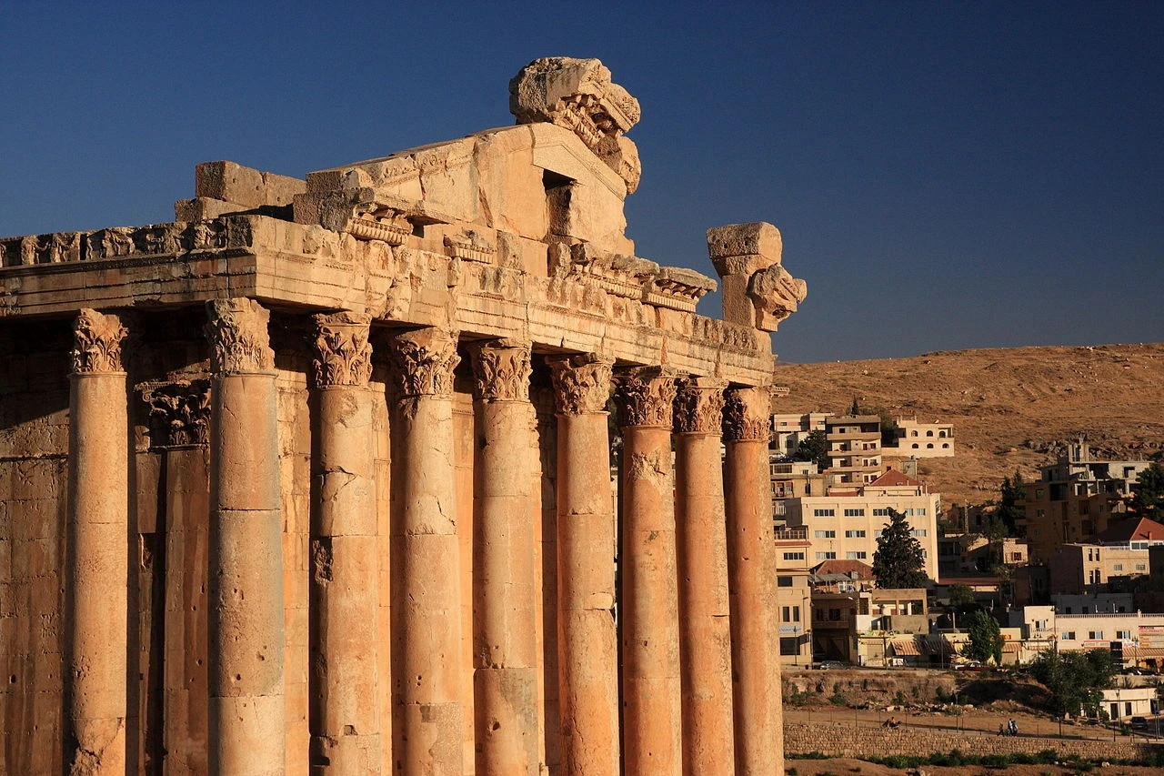 Được xây dựng từ những viên đá nặng hàng trăm tấn, đền Jupiter ở Liban là một trong những công trình ghi dấu nền văn minh cổ đại. Được xây dựng từ những viên đá nặng hàng trăm tấn, đền Jupiter ở Liban là một trong những công trình ghi dấu nền văn minh cổ đại.