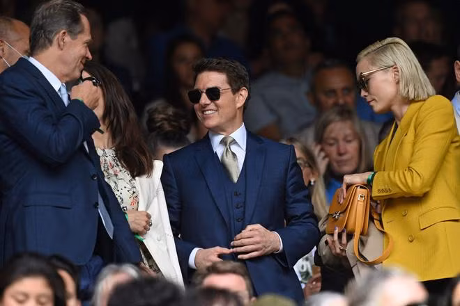 Tom Cruise bảnh bao khi đến sân