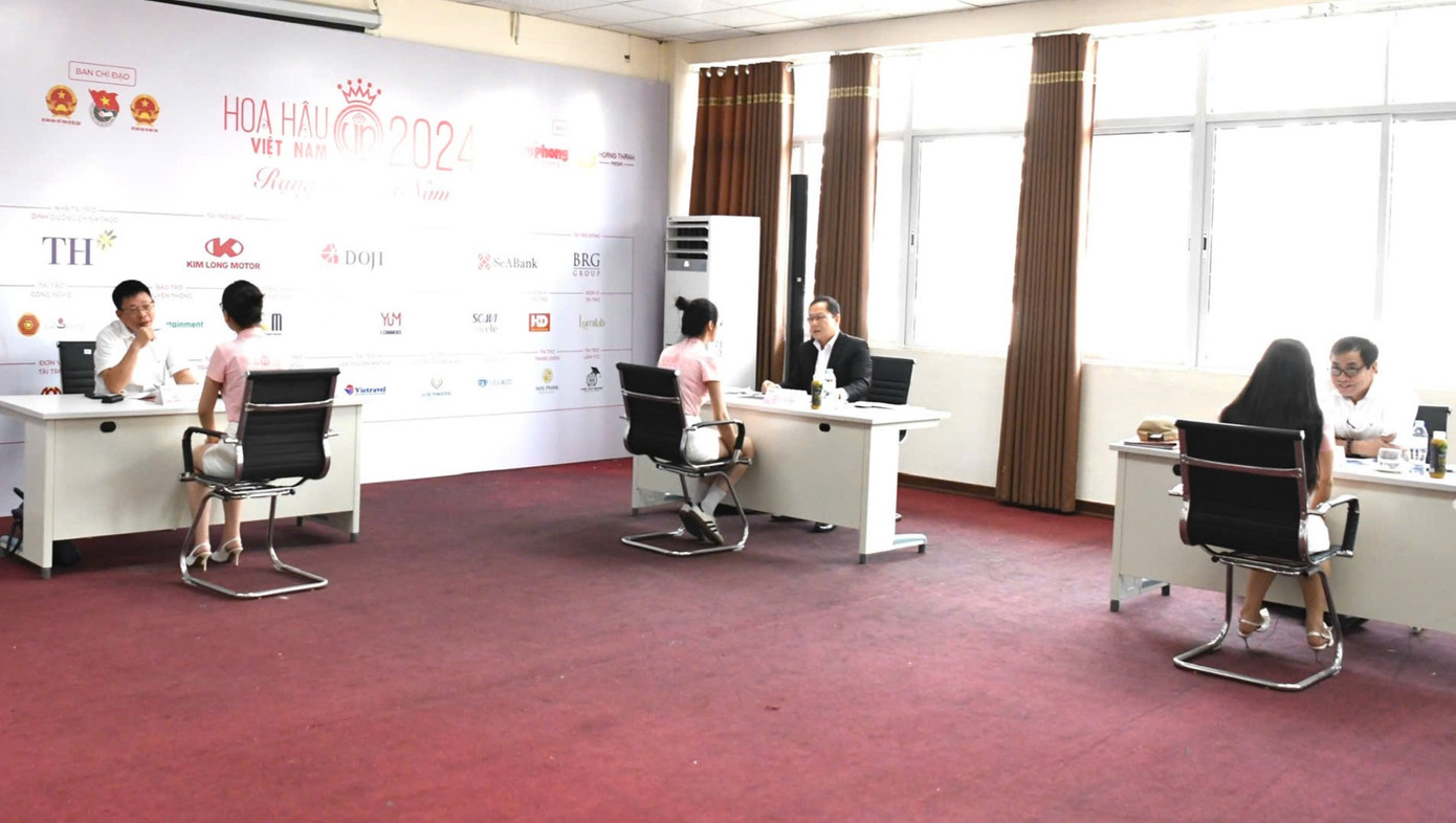 Phòng chấm thi được đảm bảo yên tĩnh. Các cô gái tự tin giới thiệu bản thân, trao đổi, trả lời câu hỏi của giám khảo. Hoa hậu Việt Nam yêu cầu thí sinh phải có vẻ đẹp tự nhiên, không qua phẫu thuật thẩm mỹ. Điều này được quy định rõ trong thể lệ cuộc thi.