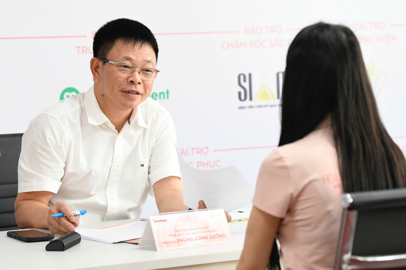 Buổi chấm mặt mộc thí sinh Hoa hậu Việt Nam diễn ra tại Cung thể thao Quần Ngựa (Ba Đình, Hà Nội). Nhà báo Phùng Công Sưởng - Tổng Biên tập báo Tiền Phong - Trưởng Ban tổ chức Hoa hậu Việt Nam 2024 - khẳng định chấm mặt mộc là quy trình bắt buộc của cuộc thi.