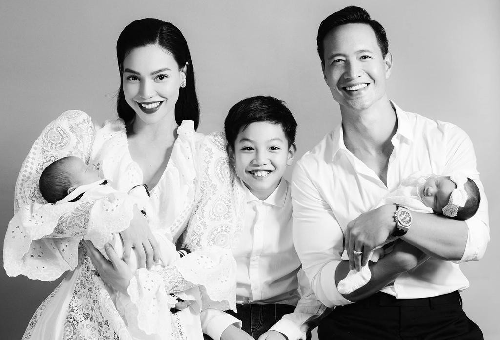 Cả hai hiện đang là cặp "bố mẹ bỉm sữa" hot nhất nhì showbiz Việt Cả hai hiện đang là cặp "bố mẹ bỉm sữa" hot nhất nhì showbiz Việt