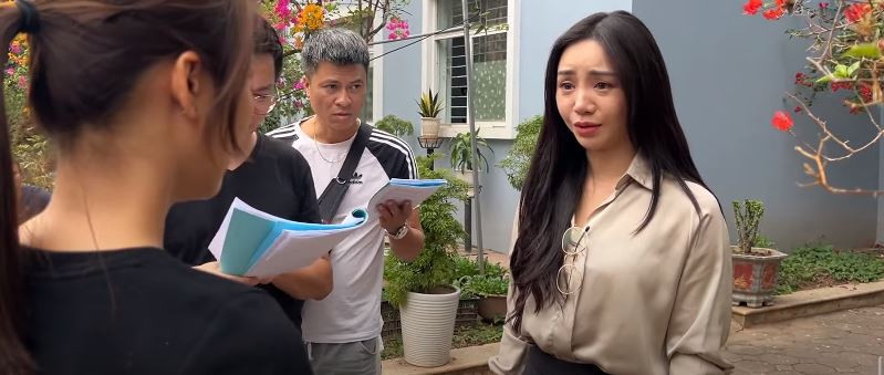 Nguyệt đau lòng phát hiện bạn thân từng bao che cho chồng. Ảnh: CMH. Nguyệt đau lòng phát hiện bạn thân từng bao che cho chồng. Ảnh: CMH.