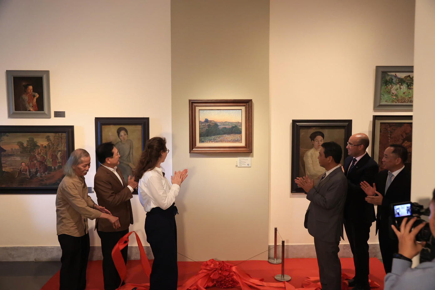 TS Amandine Dabat (áo trắng) trao tặng tranh của vua Hàm Nghi cho Bảo tàng Mỹ thuật Việt Nam.