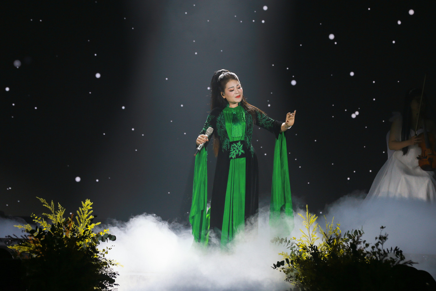 Anh Thơ hát hơn 20 bài trong live show Nàng thơ trở về.