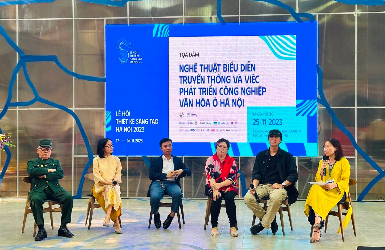Các khách mời thảo luận về những cơ hội, thách thức trong khai thác, ứng dụng nghệ thuật biểu diễn truyền thống trong các sản phẩm, dịch vụ văn hóa, sáng tạo của Hà Nội.