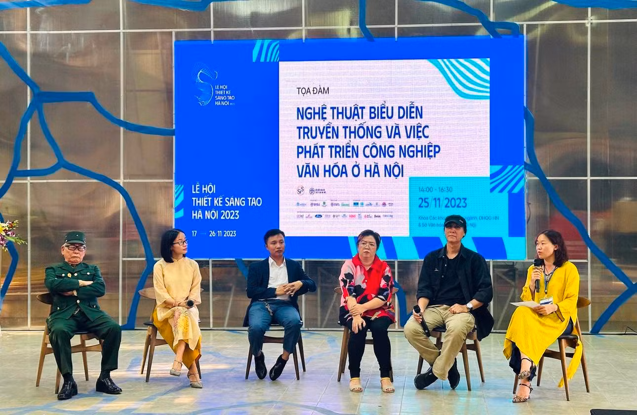 Các khách mời thảo luận về những cơ hội, thách thức trong khai thác, ứng dụng nghệ thuật biểu diễn truyền thống trong các sản phẩm, dịch vụ văn hóa, sáng tạo của Hà Nội.
