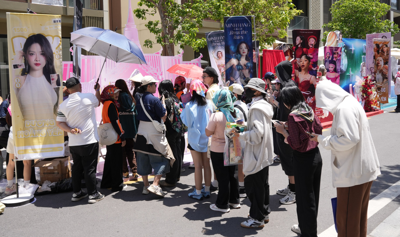 Người hâm mộ xếp hàng ở những khu vực chụp ảnh được thiết kế công phu. Đây cũng là địa điểm các nghệ sĩ giao lưu với người hâm mộ trước giờ diễn. Người hâm mộ xếp hàng ở những khu vực chụp ảnh được thiết kế công phu. Đây cũng là địa điểm các nghệ sĩ giao lưu với người hâm mộ trước giờ diễn.