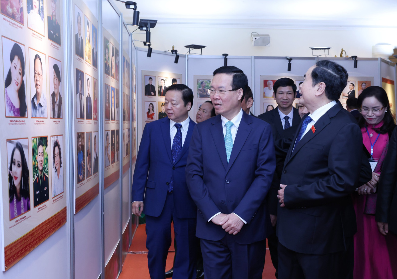 Chủ tịch nước Võ Văn Thưởng cùng các lãnh đạo, đại biểu tham quan trưng bày hình ảnh các nghệ sĩ tại Nhà hát Lớn Hà Nội trong khuôn khổ Lễ trao tặng danh hiệu NSND, NSƯT lần thứ 10.