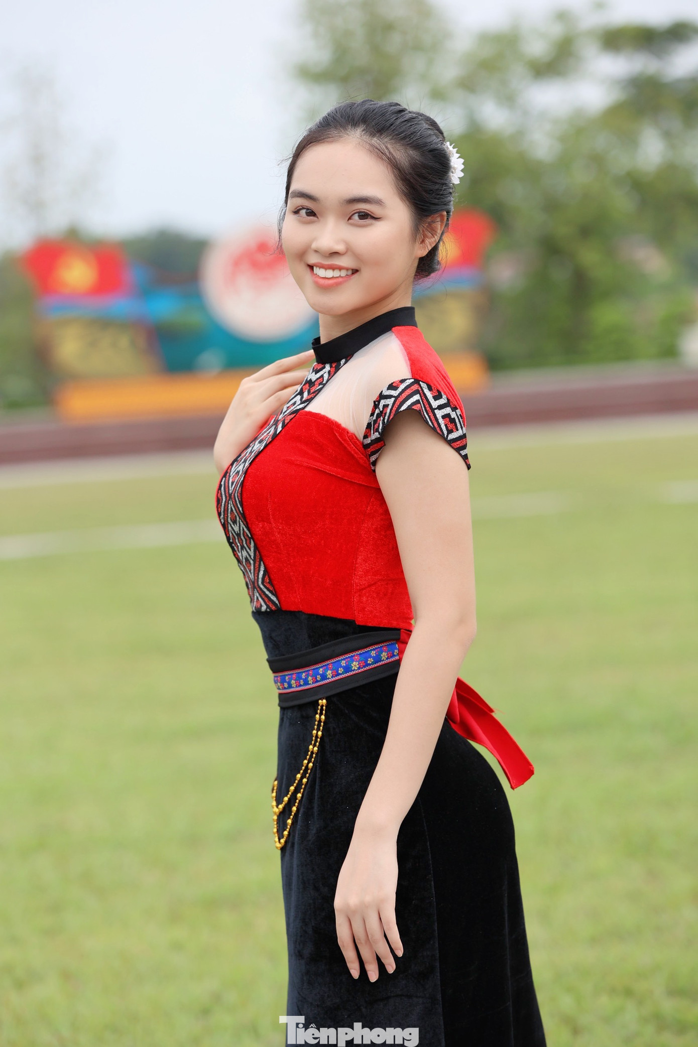 Người đẹp Phương Anh hào hứng trong chuyến trở lại Yên Bái.