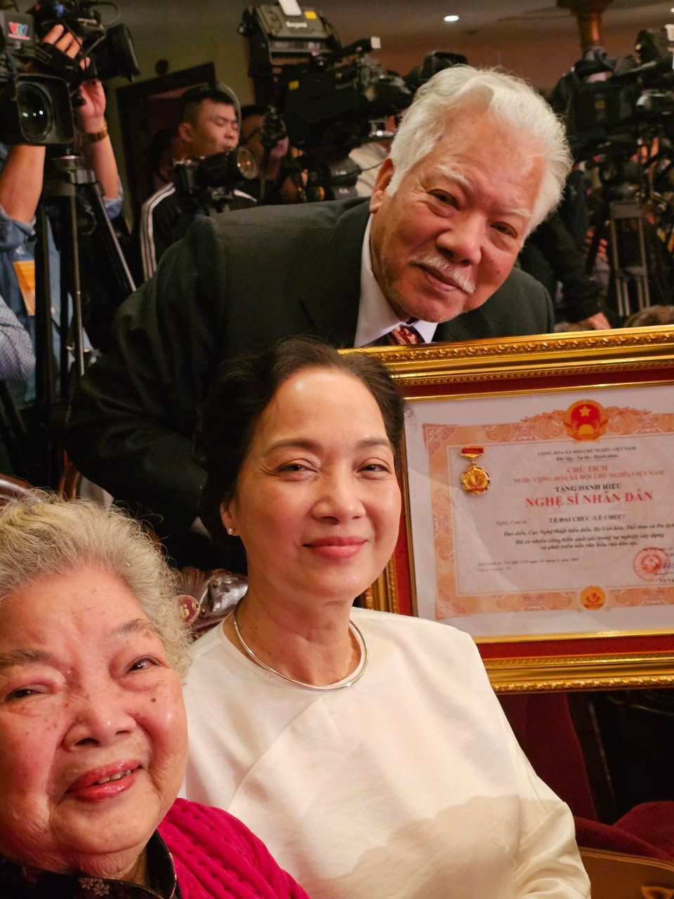 Gia đình NSƯT Lê Mai trong ngày vui nhận danh hiệu. Gia đình NSƯT Lê Mai trong ngày vui nhận danh hiệu.