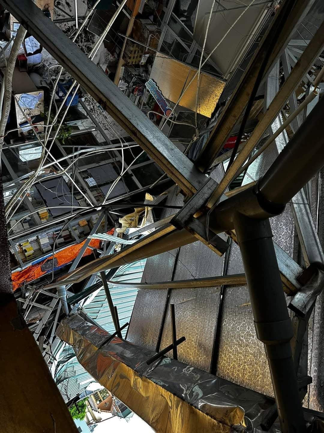 30-50% số sách trong kho bị ướt do mưa lớn. Ảnh: NVCC. 30-50% số sách trong kho bị ướt do mưa lớn. Ảnh: NVCC.