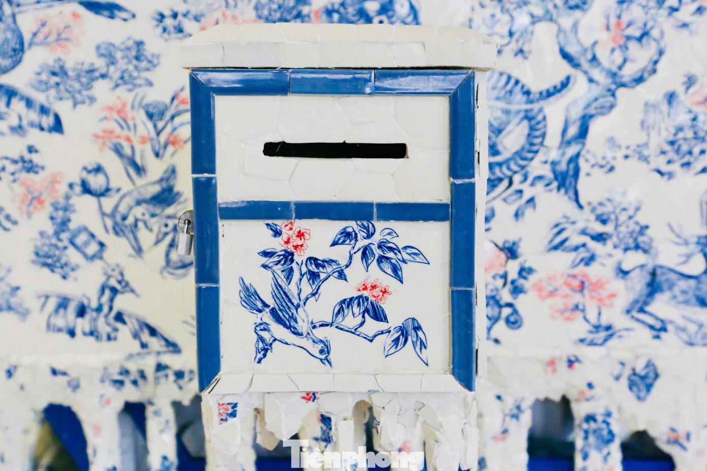 Tác phẩm do nghệ sĩ Nguyễn Xuân Lam thực hiện, được Cơ quan Phát triển Pháp (AFD) thông qua quỹ Métis trao tặng cho TP Hà Nội. Thân tàu là hình ảnh một vườn bách thú - bách thảo có ý nghĩa tương tác với Công viên Thủ Lệ gần nhà ga S8.