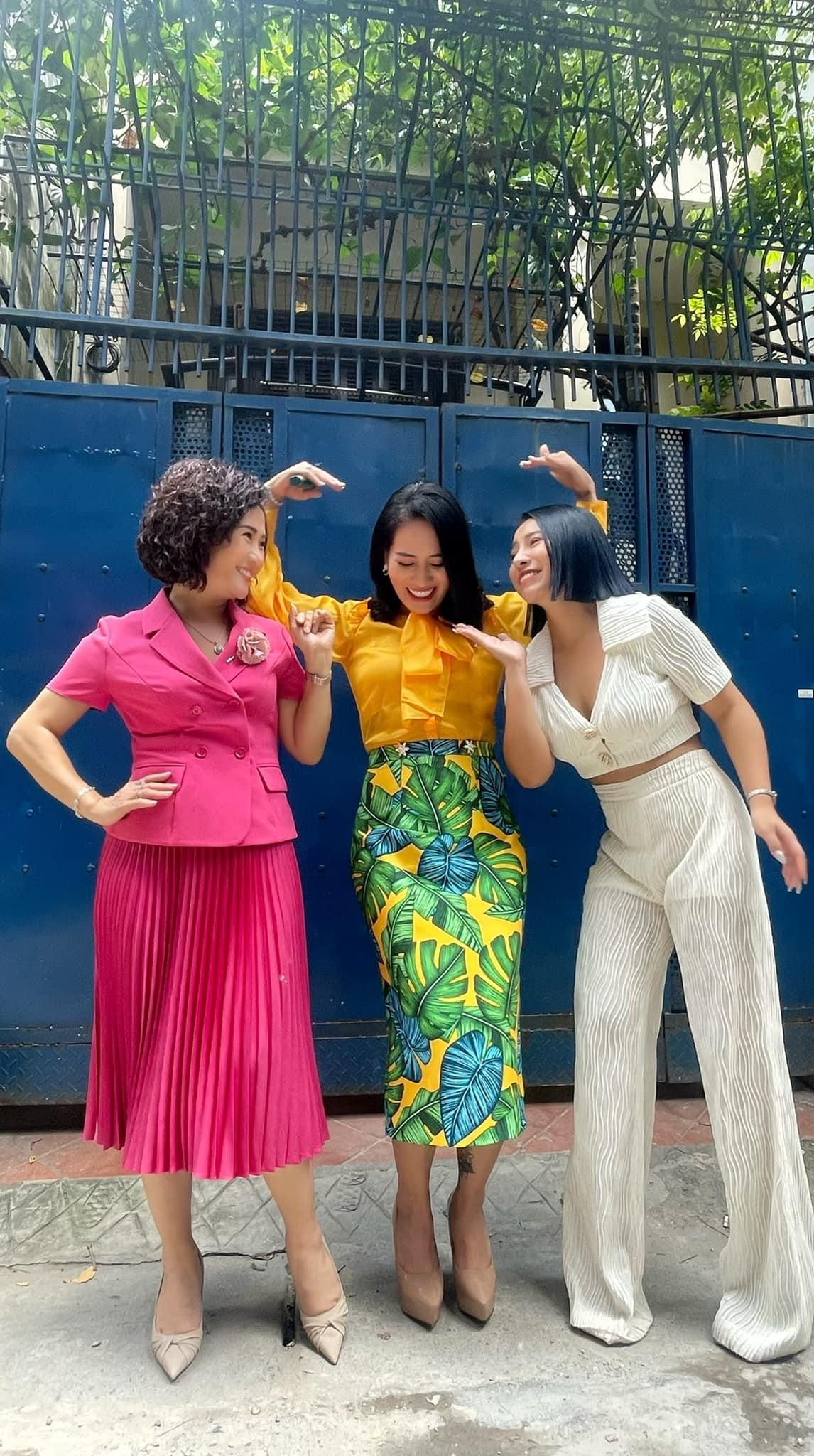 Chia sẻ về nhân vật của mình trong Đấu trí, diễn viên Hồng Liên viết trên trang cá nhân "Xin chào mình là Bình, em chị Bằng Vụ trưởng. Nhà mình không có gì ngoài vật tư y tế nhé".