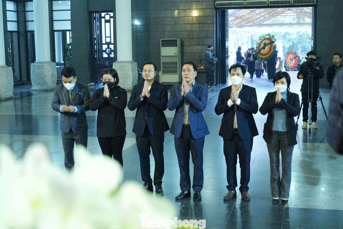 NSƯT Kiều Minh Hiếu - Phó Giám đốc - cùng các nghệ sĩ Nhà hát Kịch Việt Nam tới viếng dịch giả Dương Tường. Ảnh: TRỌNG QUÂN.