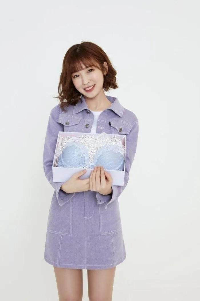 Nữ thần tượng mặc đồ khá kín đáo, trái ngược với những gì khán giả hình dung về bộ ảnh quảng bá nội y