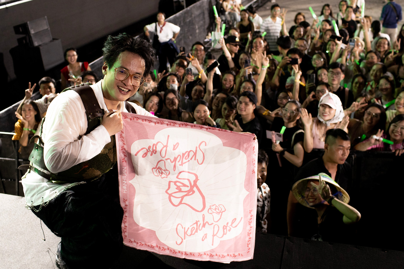 Đen trình diễn liên tục những ca khúc như Ngày lang thang, Đi theo bóng mặt trời, Nấu ăn cho em và hai bài hát kết hợp với Hà Anh Tuấn.