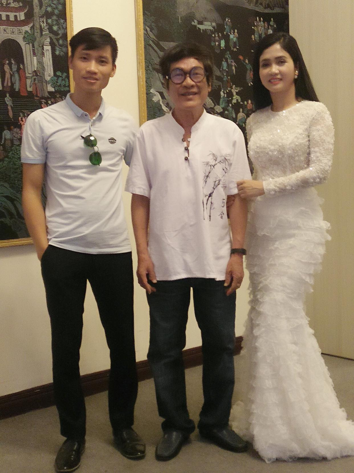 Nhạc sĩ Tuấn Phong (giữa) cùng hai học trò. Nhạc sĩ Tuấn Phong (giữa) cùng hai học trò.