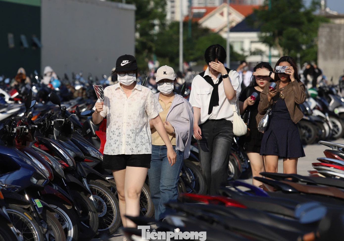 Từ chiều 12/4, hàng ngàn khán giả hâm mộ đổ về địa điểm tổ chức concert Chị đẹp ở TPHCM. Cảnh tượng ùn tắc diễn ra từ khoảng 15h. Chương trình bắt đầu lúc 19h. Từ chiều 12/4, hàng ngàn khán giả hâm mộ đổ về địa điểm tổ chức concert Chị đẹp ở TPHCM. Cảnh tượng ùn tắc diễn ra từ khoảng 15h. Chương trình bắt đầu lúc 19h.