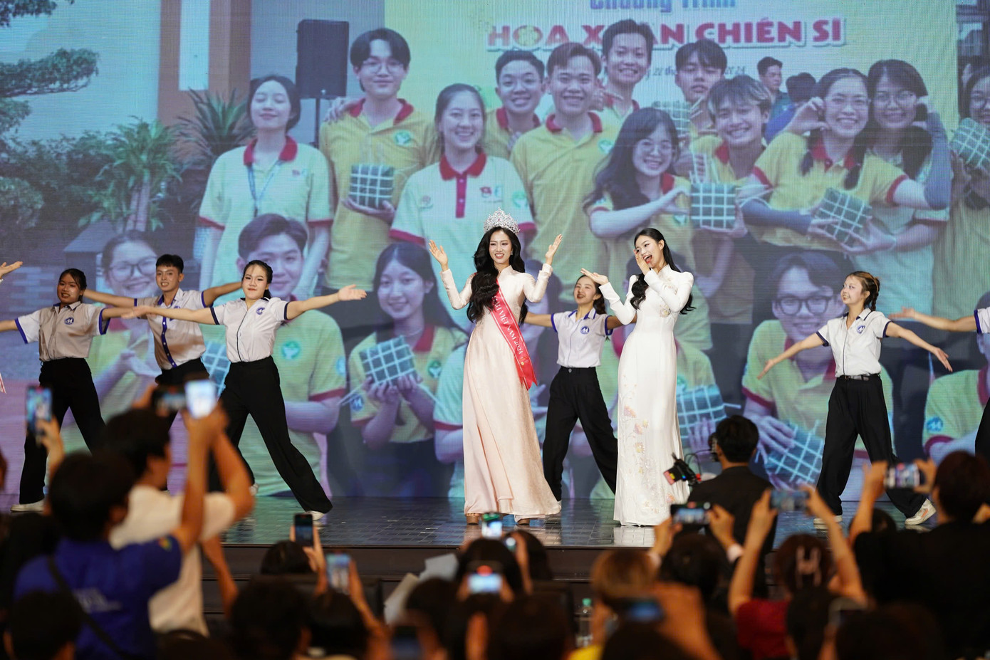 Sinh viên Đại học Tài chính - Marketing tranh thủ quay video, chụp hình tiết mục đặc biệt. Ảnh: Phạm Nguyễn. Sinh viên Đại học Tài chính - Marketing tranh thủ quay video, chụp hình tiết mục đặc biệt. Ảnh: Phạm Nguyễn.