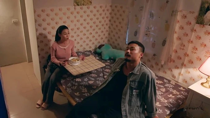 Duy Hưng có tạo hình bặm trợn, phong trần. Duy Hưng có tạo hình bặm trợn, phong trần.