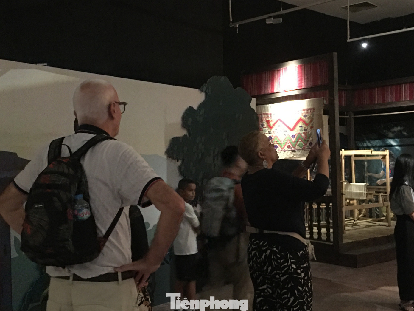 Những tấm nà pha với hoa văn tinh xảo thu hút sự chú ý của nhiều khách quốc tế.