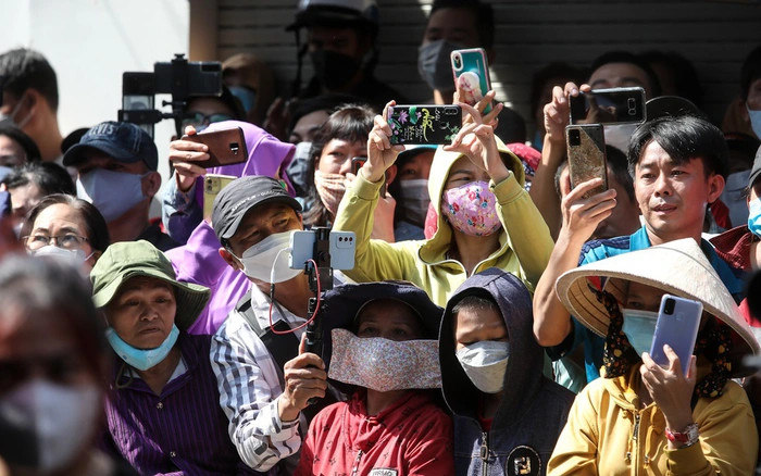 Cảnh nhốn nháo ở đám tang NSƯT Vũ Linh. Cảnh nhốn nháo ở đám tang NSƯT Vũ Linh.