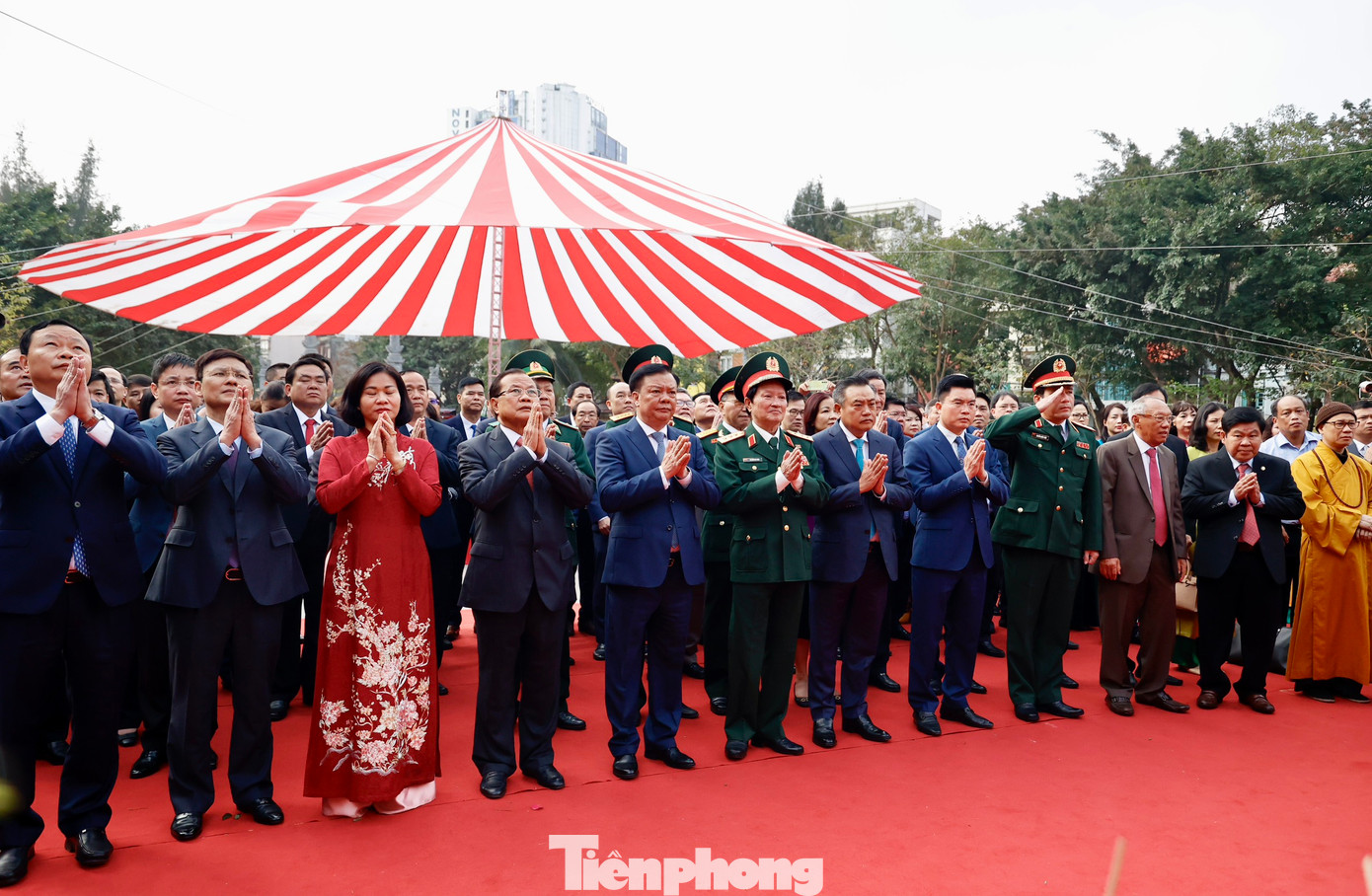 Các đại biểu dâng hương tưởng niệm tại tượng đài.