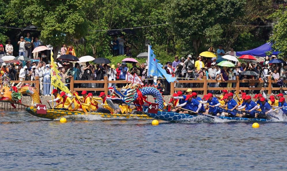 Ở Trung Quốc, người dân thường làm bánh, tham gia lễ hội đua thuyền dịp Tết Đoan Ngọ.