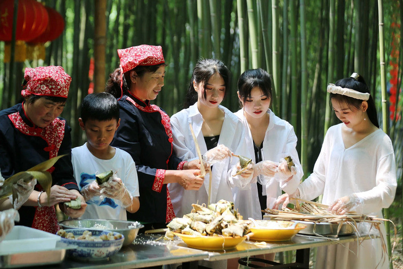 Ở Trung Quốc, người dân thường làm bánh, tham gia lễ hội đua thuyền dịp Tết Đoan Ngọ.