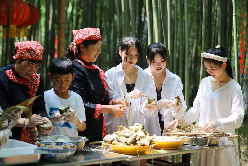 Ở Trung Quốc, người dân thường làm bánh, tham gia lễ hội đua thuyền dịp Tết Đoan Ngọ.