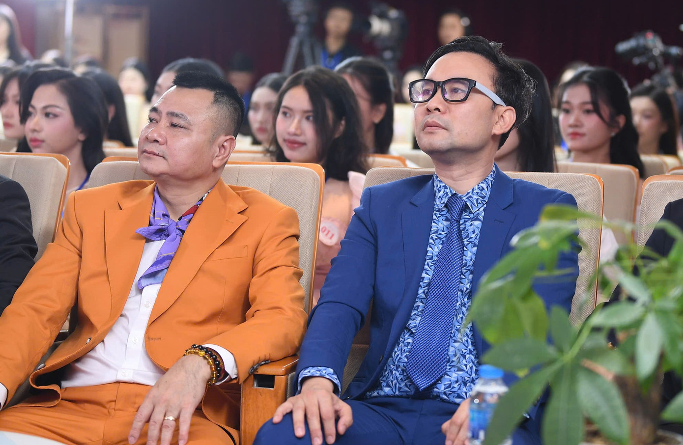 Các thành viên Ban giám khảo vòng Sơ khảo gồm nhà thơ Trần Hữu Việt - Trưởng ban Giám khảo, kiến trúc sư Hoàng Việt Trung - Giám đốc Trung tâm bảo tồn di tích cố đô Huế, NSND Vũ Tự Long - Giám đốc Nhà hát chèo Quân đội, PGS. TS Nguyễn Việt Khôi - Phó Hiệu trưởng Trường Khoa học liên ngành và nghệ thuật, Đại học Quốc gia Hà Nội, Á hậu Hoa hậu Việt Nam Phạm Ngọc Phương Anh, Á hậu Hoa hậu Việt Nam Lê Nguyễn Ngọc Hằng.