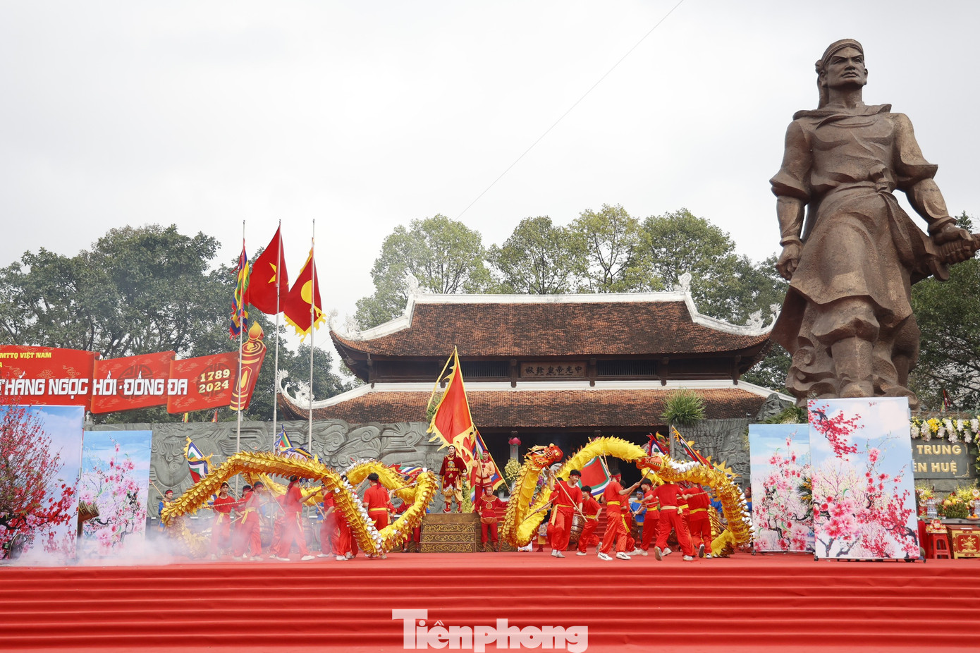Trong ngày khai hội, chương trình biểu diễn nghệ thuật và trò chơi dân gian thu hút sự quan tâm của người dân. Những ngày tiếp theo, tại khu vực Công viên Văn hóa Đống Đa tiếp tục diễn ra màn thi đấu cờ người, cờ tướng, chương trình biểu diễn các trích đoạn tuồng, hoạt động tế lễ và các tiết mục múa dân gian của các đoàn tế lễ... Chương trình múa rối nước, hát quan họ, chầu văn, văn nghệ quần chúng cũng được chuẩn bị.