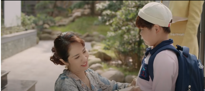 Bố mẹ Khôi thay đổi cách cư xử với con dâu và cháu nội. Ảnh: CMH.