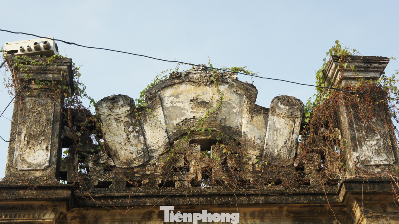 Trong khoảng thời gian từ 1920-1945, hàng chục “ngôi biệt thự” làng Cựu được xây dựng với kiểu kiến trúc vòm cuốn, mái chảy, gỗ lim... Các chi tiết nhỏ trong nhà thường được chạm trổ cầu kỳ hoa lá, hạc, phượng.