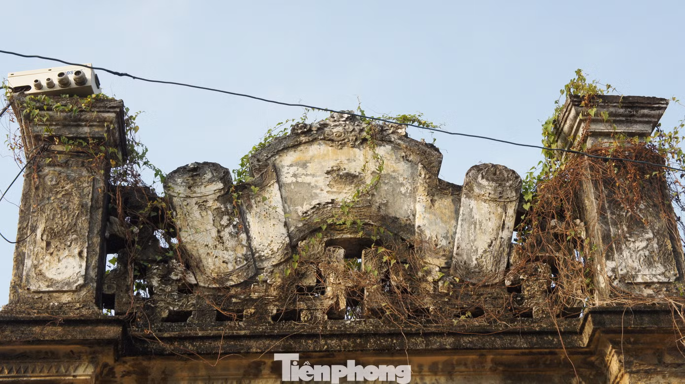 Trong khoảng thời gian từ 1920-1945, hàng chục “ngôi biệt thự” làng Cựu được xây dựng với kiểu kiến trúc vòm cuốn, mái chảy, gỗ lim... Các chi tiết nhỏ trong nhà thường được chạm trổ cầu kỳ hoa lá, hạc, phượng.